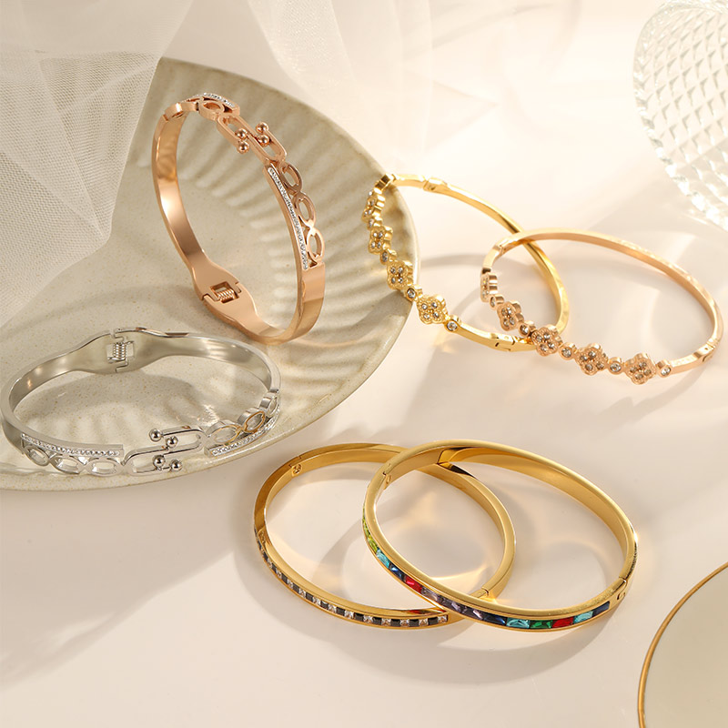 Wholesale Design 2023 Hot Sale Half Hollow Inlaid Bracelet Of Various Shapes B2332