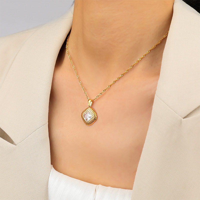 OEM ODM Rhombic Diamond Pendant Necklace N1581-GO