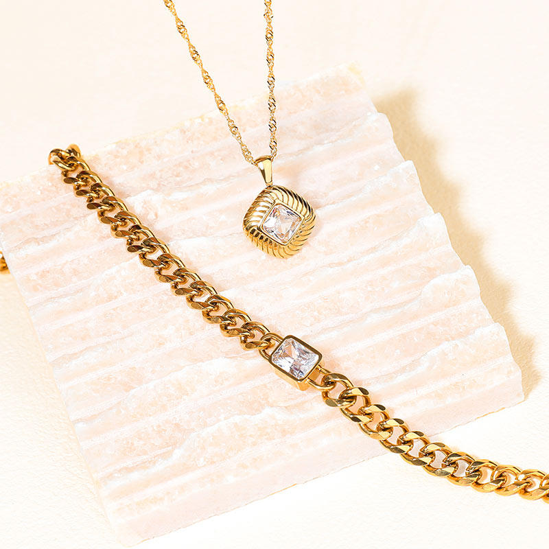 OEM ODM Rhombic Diamond Pendant Necklace N1581-GO