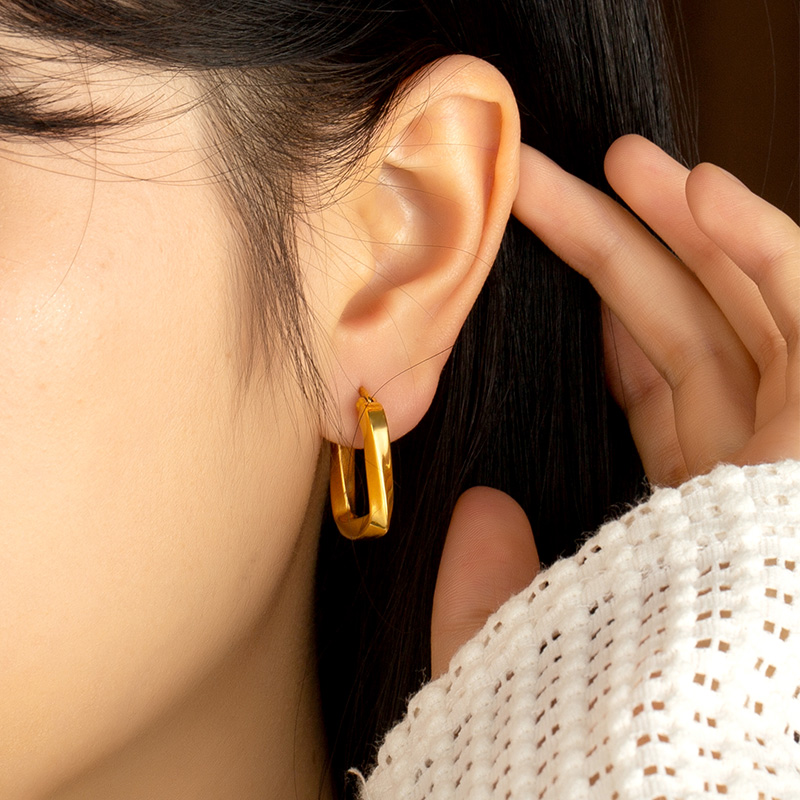 2023 Wholesale Curved Square Huggie Earrings