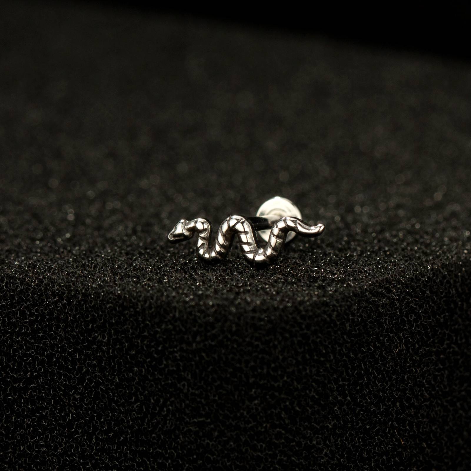 Snake Shaped Titanium Labrets 2024 Hypoallergenic Threadless Labret Body Jewelry Customizable